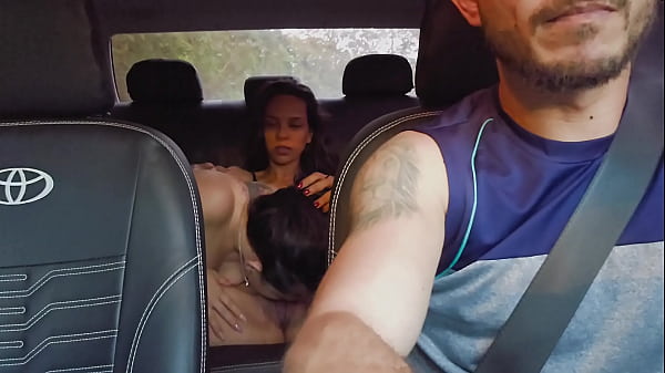 Motorista de aplicativo busca casal de l&eacute;sbica na festa 