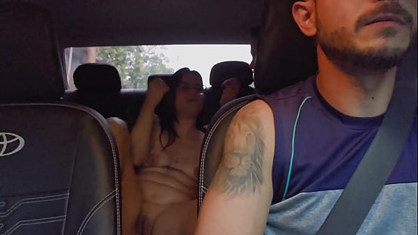 Motorista de aplicativo busca casal de l&eacute;sbica na festa 