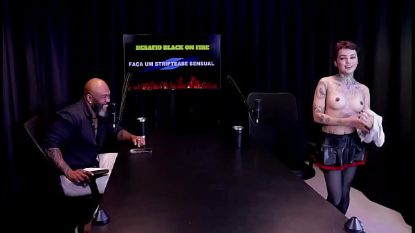 Fazia atendimento antes de_seu expediente ficou nervosa por_achar que iriam_comer seu cu fez a tatuagem em_uma suruba e a sua exposição Annie Clementine_WATCH ON_SHEER RED