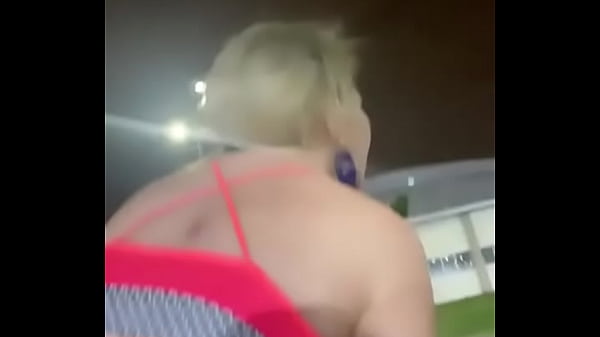 Entrenadora colombiana calentando