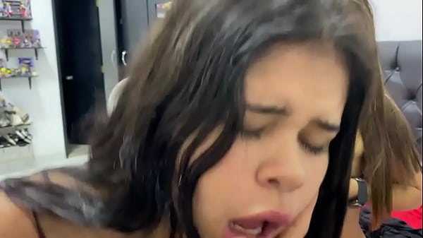 Play MP4 - trio entre hermanastros le follo el co&ntilde;o a mis hermanastra