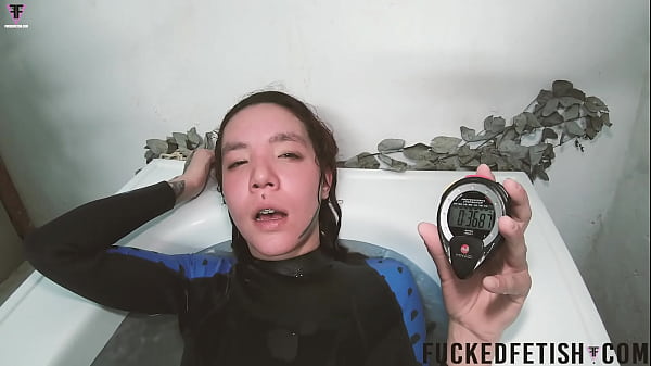 SkinnySattiraxunderwater bathtub spandex sexy day