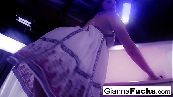 Brunette hottieGianna_Michaelsknows how to get herself off