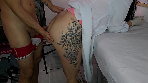 Play MP4 - Enfermeira fica excitada com ere&ccedil;&atilde;o do paciente