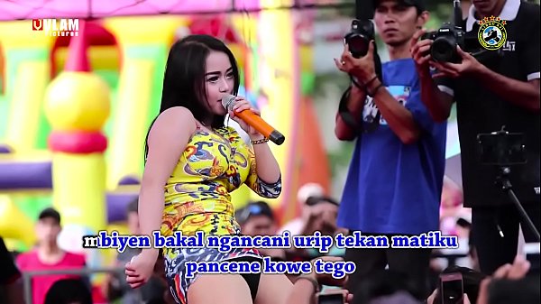 Indonesian Erotic Dance - Two Pretty Singer Wild Dance onstage surrounded by a lotof men