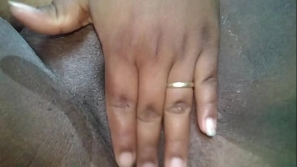 Casada e flagrada se masturbando e como castigo leva piroca de quatro at&eacute; ficar com a buceta cheia de gala 