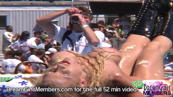 Play MP4 - Striptease Stage Show At Nudes A Poppin