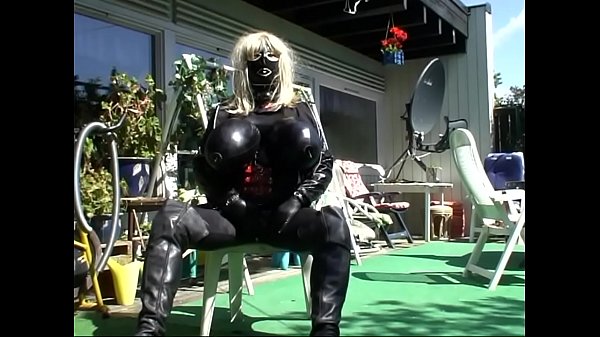 Roxina2009GardenAmazone020609.WMV 