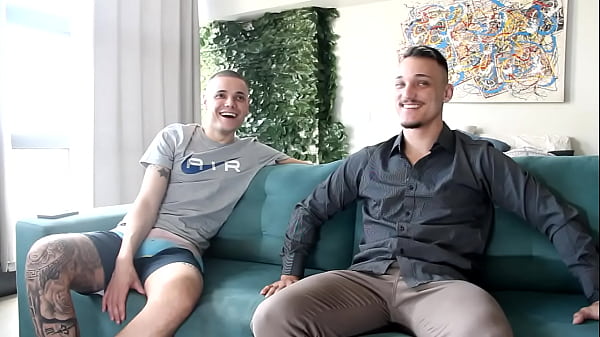 Play MP4 - PRIMEIRO TESTE DO SOFA GAY