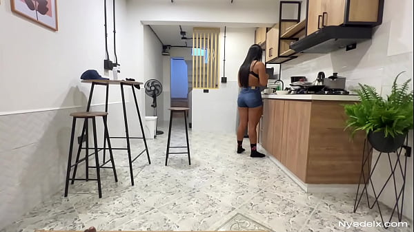 She givesa quickblowjobwhile cooking amateur couple nysdel