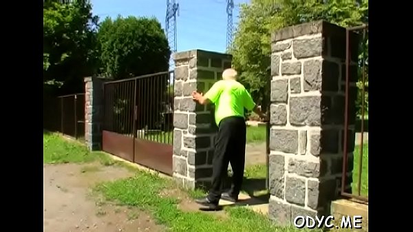 Ancient dude get upright and fucks_a hot and willing teen