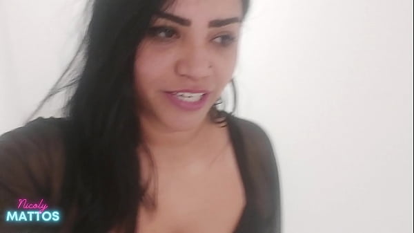 Play MP4 - Seguran&ccedil;a do condominio me reconheceu botou eu pra mamar sua rola preta grande e gozou na minha buceta no banheiro