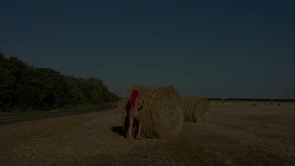 Nonton A Naked Girl Moves Rollers With Hay! thumbnail