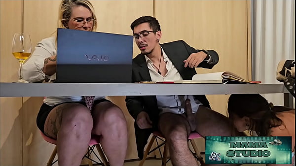 Play MP4 - Mama Studio em&colon; Sexo no escrit&oacute;rio de baixo da mesa