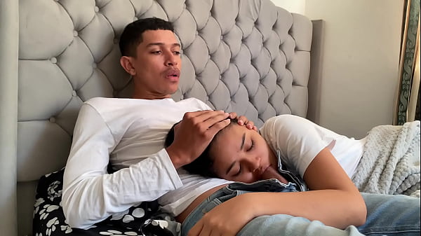 Play MP4 - Padrastro pervertido me mete la polla en mi boca hasta correrse