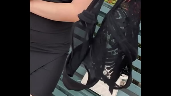 Mulheres tirando as calcinha