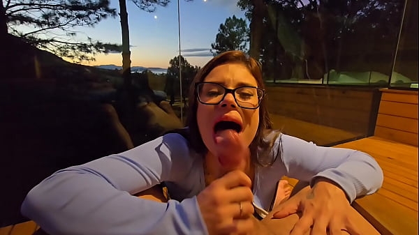 Fodi a nerdzinha gostosa em meio a natureza a safada adora sentar na rola 