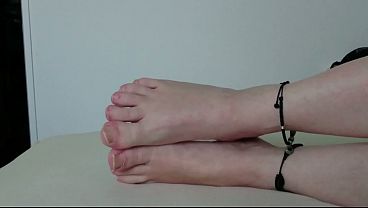 Nonton Meine H&auml;sslichen Nackten F&uuml;&szlig;e Im Bett thumbnail