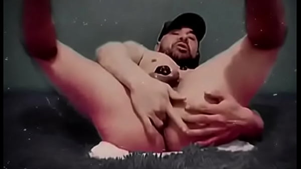 Heterosexual hace porno gay con jaula de castidad en su pito chico a cambio de dinero para pagar sus deudas 