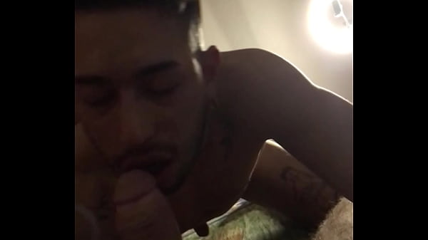 Pasivo bancador de big dick - big monster - saltando en la verga enorme a pelo - bareback- sem camishina - rompiendo el orto el hetero a pasivo trag&oacute;n bancador 