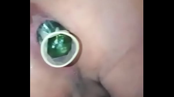 Meto mi  pepino hasta el fondo de mi culo 