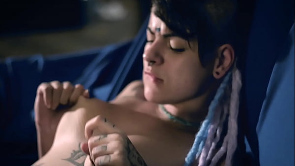 Neg&atilde;o Comendo A Tatuada Greluda, Metendo Rola Na Bucetinha Bei&ccedil;uda Da Safada Punk. thumbnail