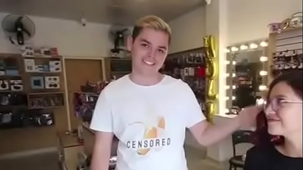 Jovenyoutuber celebra sus 100k teniendo un rato divertido enuna tienda con_su chicaelrojo