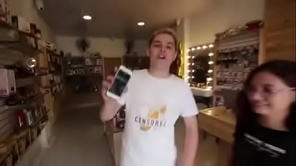 Play MP4 - Joven youtuber celebra sus 100k teniendo un rato divertido en una tienda con su chica &vert; elrojo