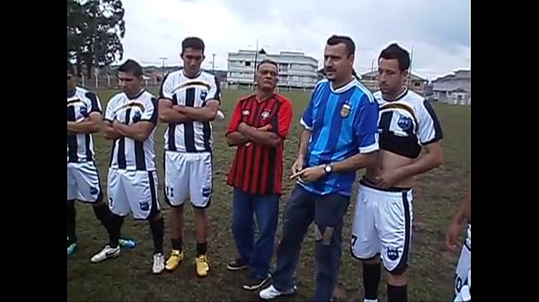 Play MP4 - Rodinha de jogadores pegando no pau durante treino&period;