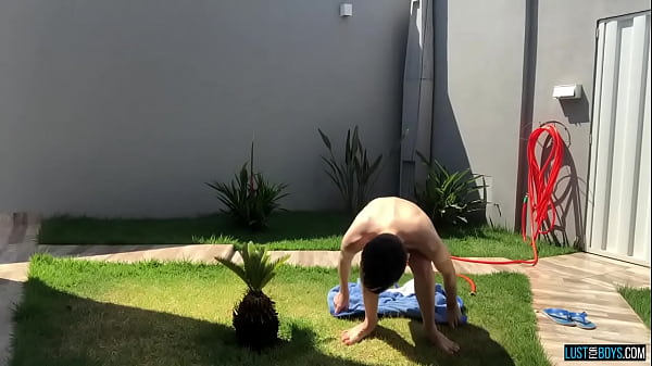 Play MP4 - Adorable twink Henry Evans cums while masturbating outdoors