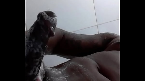 Tomando banho na punheta gostosa 