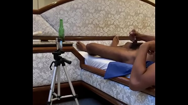 Ao vivo aqui no motel. Gravando o puto se transmitindo - ele adora se exibir - . Preto, pentelhudo, cheio de sebo.
