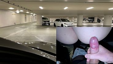 Sexo Arriscado No Carro Do Estacionamento Virou Punheta E Depois Doggy