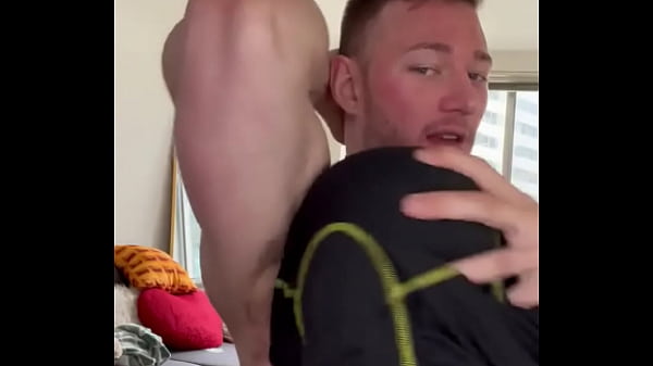 Machote domina a su puto y lo pone a lamer su axila 