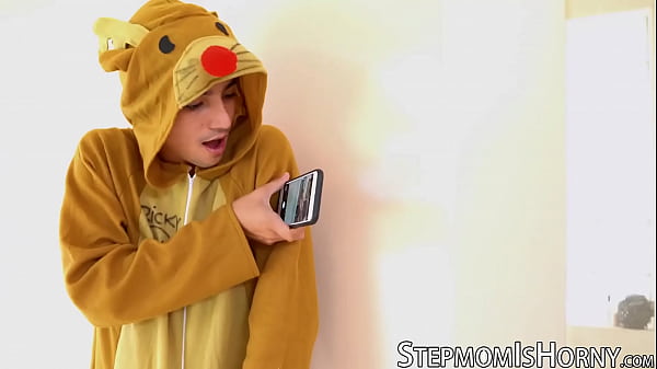 Amazing MILF pounded after masturbating 