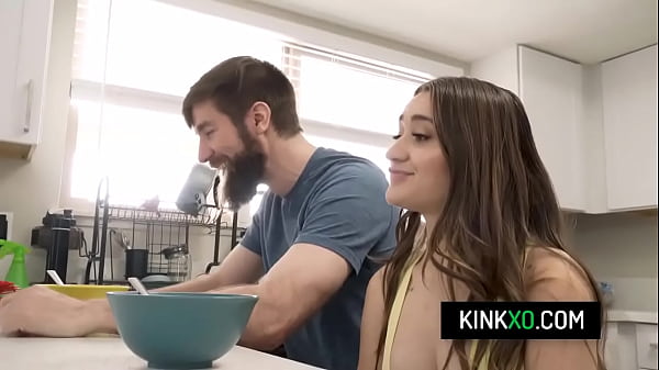 Nonton Horny Babe Don't Know How To Cook But She Can Take Her Boyfriend's Massive Cock Like A Pro thumbnail