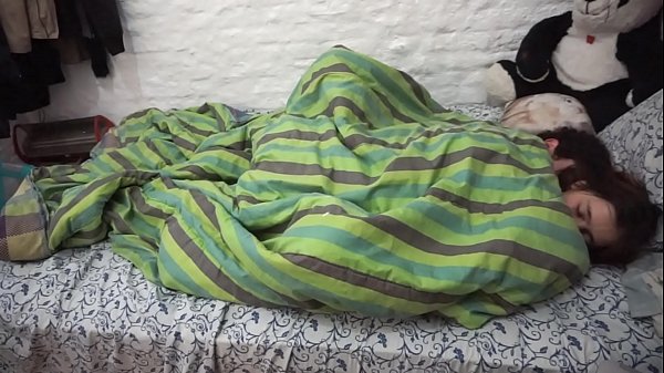 Play MP4 - WE PLAY UNDER THE FRAZADA WITH MY SEXY BEST FRIEND UNTIL WE ARE WARMED AND WE REALLY HARD AND HOT