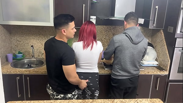 Play MP4 - Esposa y su Marido Cocinando pero Ops su Amigo le Mete Mano a su Esposa al Lado de el que Descaro NTR Netorare
