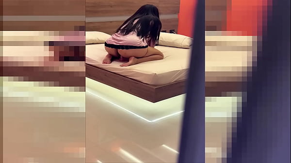 Pillada madrastra nalgona fortandose el co&ntilde;o y sacudiendo el culo en su habitacion hasta el orgasmo 