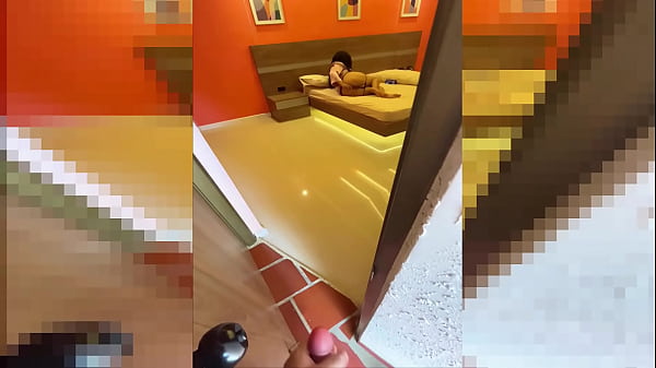 PILLADA MADRASTRA NALGONA FORTANDOSE EL CO&Ntilde;O Y SACUDIENDO EL CULO EN SU HABITACION HASTA EL ORGASMO. 