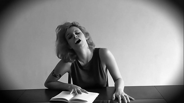 Lendo Marques De Sade E Gozando Meu Hitachi thumbnail