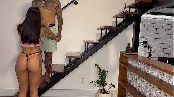 A mulher da vizinha adora quando passo creminho e fodo ela na escada 