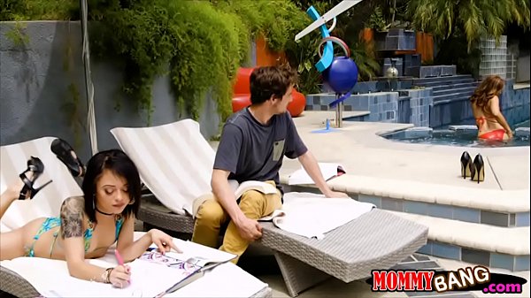 Isis Love and_Holly Hendrix threesome