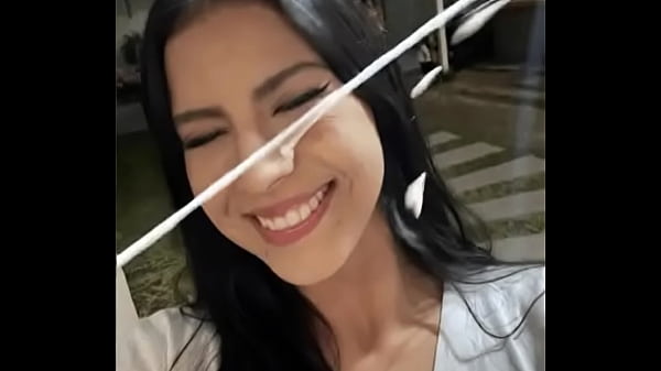 Recibe la leche y me encanta a la putita