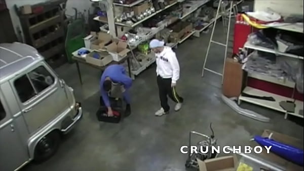 Il Se Fait Baiser Par Le Mecanicien Dans Un Garage thumbnail