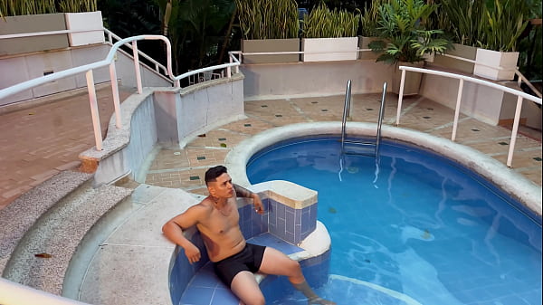 Nonton Follando Con Extra&ntilde;a En La Piscina Del Hotel Mientras Su Novio Descansa En Su Habitaci&oacute;n thumbnail