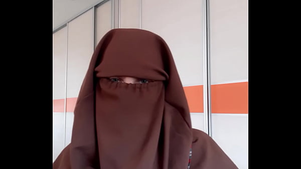 Домработница в фартуке надевает никаб 