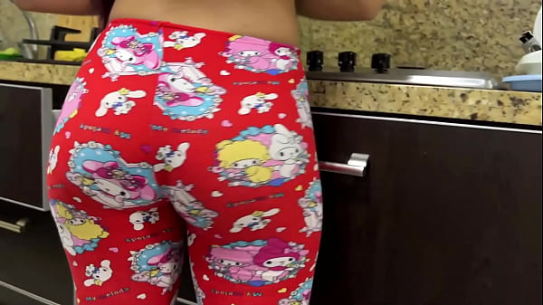 Play MP4 - mi hijastra de 18 a&ntilde;os cocinando que deliciosa vista me encanta ver su gran culo