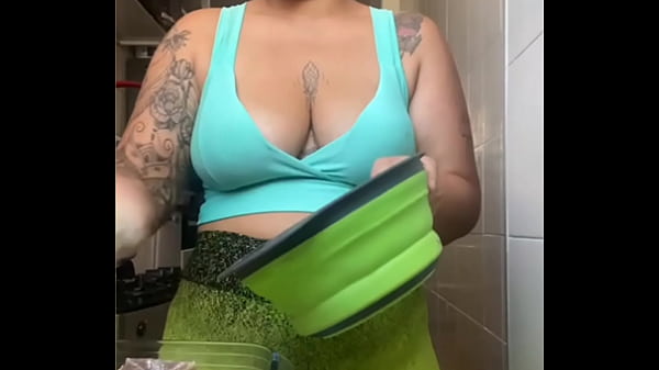 Usando um shorts Bem apertado rachando a Buceta 