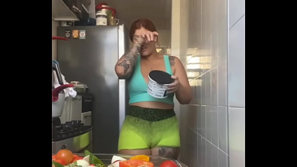 Usando um shorts Bemapertado rachando a Buceta